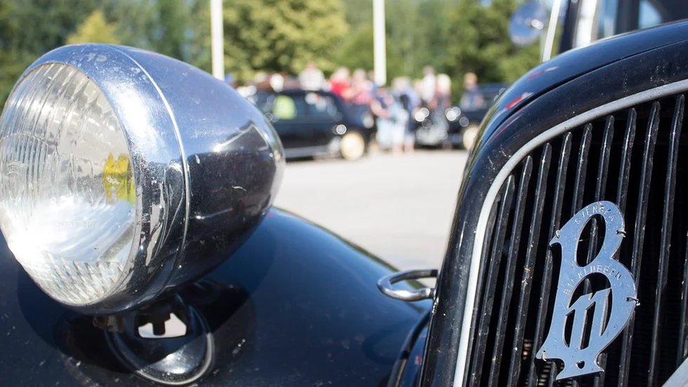 Citroënentusiaster träffades i Katrineholm inför den årliga semesterutflykten. Många av bilarna har B11-klubbens emblem på grillen.