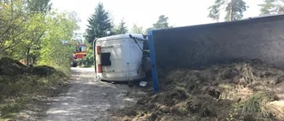 Lastbil välte – chaufför fick hjälp att ta sig ur