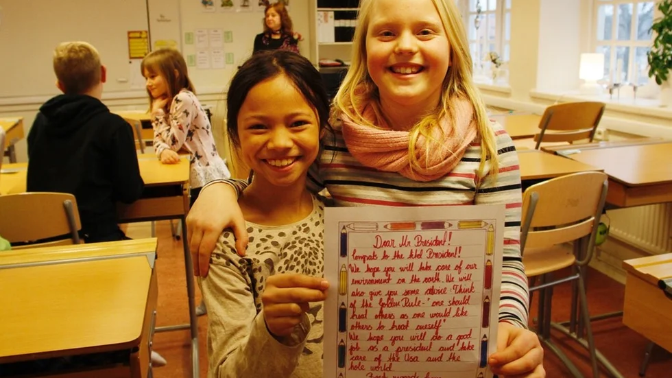 Jordan Emanuelsson och Matilda Winkler visar stolt upp en kopia av det brev som sedan i fredags är på väg till president Donald Trump i Vita huset.