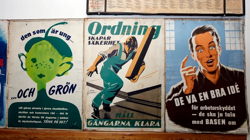 Även några gamla reklamaffischer har satts upp på väggarna i Gripsholms värdshus källare, men familjen Åströms samling består i huvudsak av skyltar i plåt.