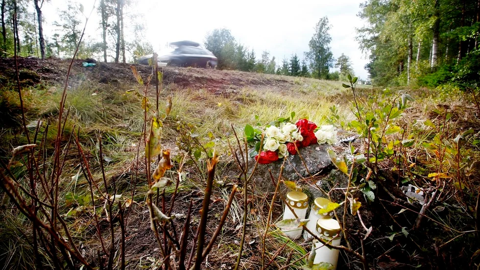 Blommor och ljus vid olycksplatsen.