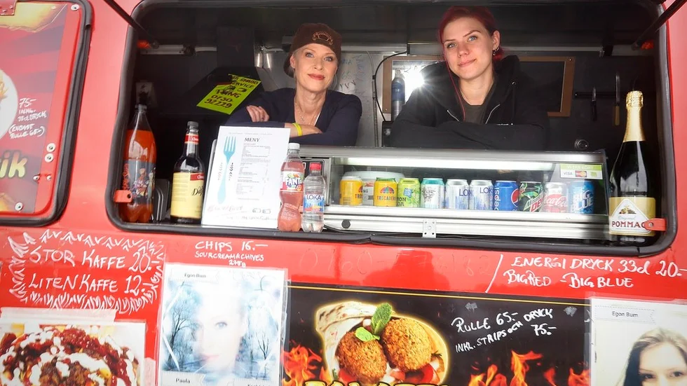 Paula Johnson och dottern Palle serverar mat och fika i foodtrucken som heter Egon Bum.