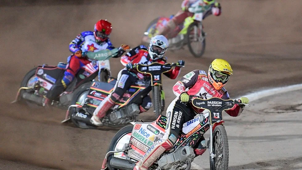 Här fixar Smedernas danska duo Niels Kristian Iversen och Michael Jepsen Jensen en femetta i det 13:e heatet mot Greg Hancock och Krzysztof Kasprzak. Det betydde total smedledning med 40–38 i det läget.