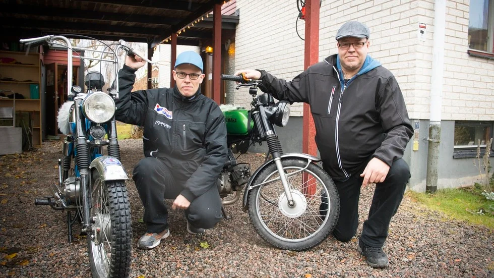 Magnus Krohn och Owe Lundblad bredvid sina snygga moppar.