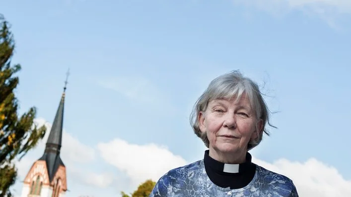 Under sina studier i teologi blev Eva Karlsson ombedd av dåvarande biskopen Åke Kastlund att komma till Strängnäs stift och prästvigas där. Om betydelsen av hans agerande säger Eva Karlsson: "Annars hade jag inte kommit hit."
