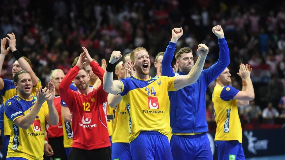 Vild glädje. Det svenska laget med Mattias Zachrisson längst till vänster tar emot den svenska klackens hyllningar efter sensationen mot Kroatien i Split.