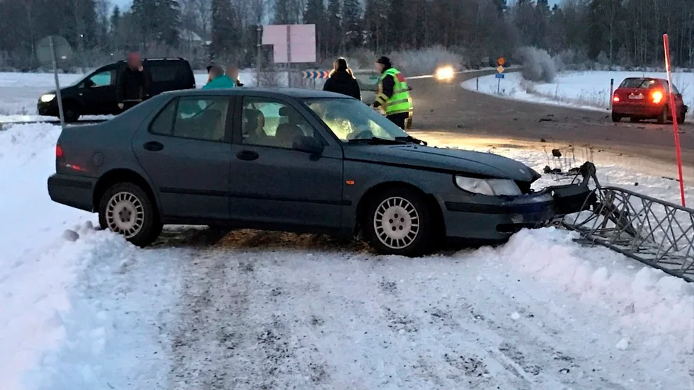 En av bilarna rammade en belysningsstolpe.