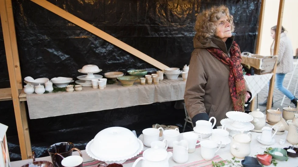 Barbro Gustafsson sålde keramikkoppar med handmålade mönster för fjärde året i rad på marknaden.
