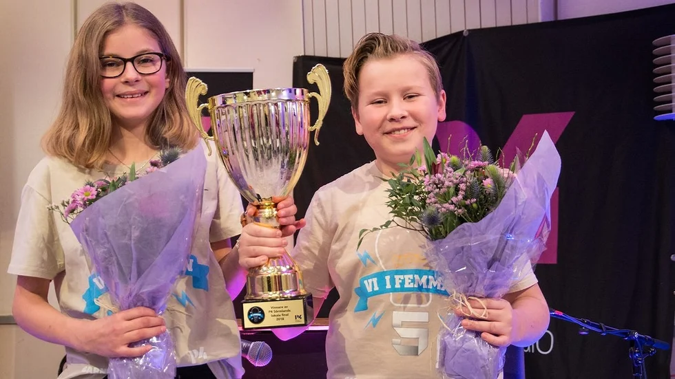 Guldvinnarna Kajsa Willstrand och Oscar André tävlar i Vi i femman för Gripsholmsskolan klass 5 Girafferna.