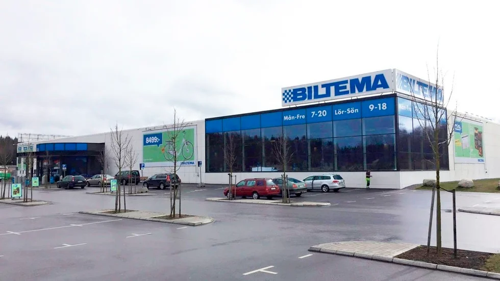 Här, på Biltemas parkering i Katrineholm, kommer landslaget att hyllas. Det var här förbundskaptenen skrev på kontraktet för lite mer än två år sedan.