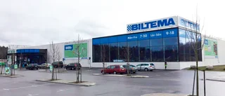 Blågul hyllning tvättas fram på p-platsen