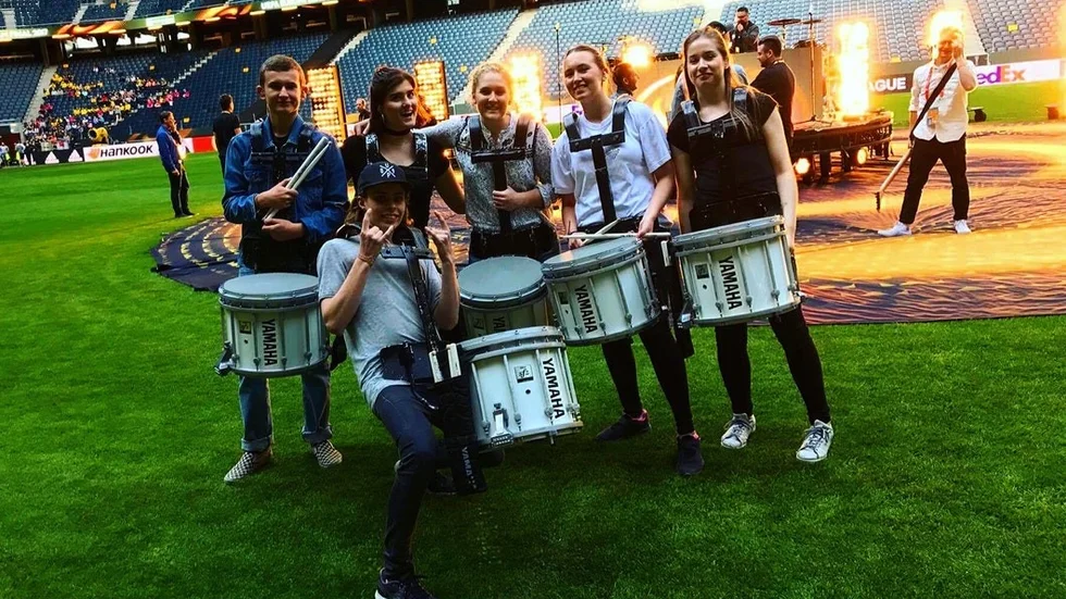 Isak Berglund, Emma Lännström, Ebba Siurua, Charlotte Noreen, Linda Sjökvist och Samuel Pettersson i Strängnäs Drum Corps under repetition på Friends Arena. Innan finalen mellan Manchester United och Ajax skulle de ha uppträtt för miljoner fotbollsfans. Terrorattentatet i Manchester ställer nu in framträdandet.