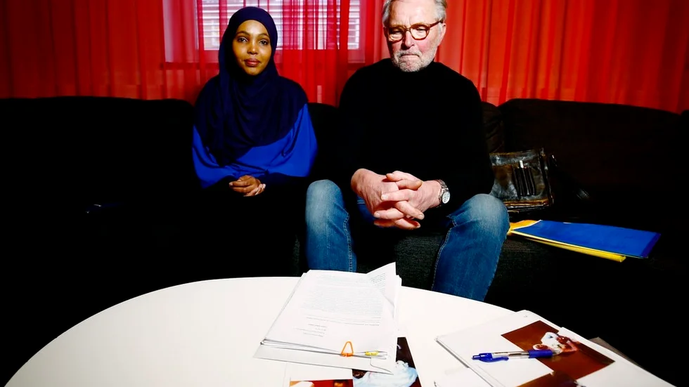 Hamdi och vännen Rolf Brunell. På bordet ligger utskrifter från Hamdis och Abdirahmans bröllop i Kuala Lumpur.