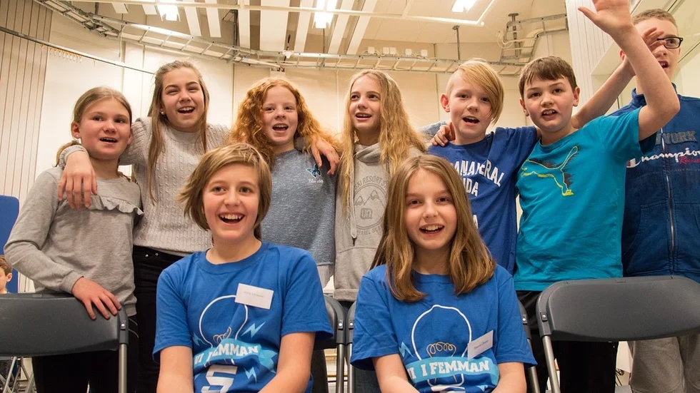 Alwin Lövstrand och Hanna Öhman med sin klass från Dunkers skola.