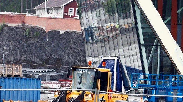 Arbetet med glasfasaden har gjort att invigningen försenas.