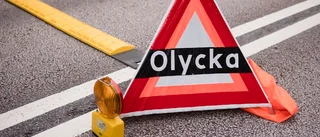 Bil helt övertänd på E20 vid Åkers Styckebruk