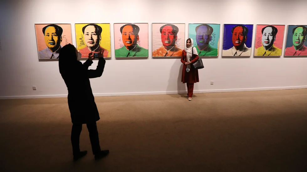 Besökare på Teherans museum för samtida konst, som nu visar upp prisade västerländska konstverk.