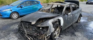 Flera bilar utbrända – vittne såg flera personer springa från platsen