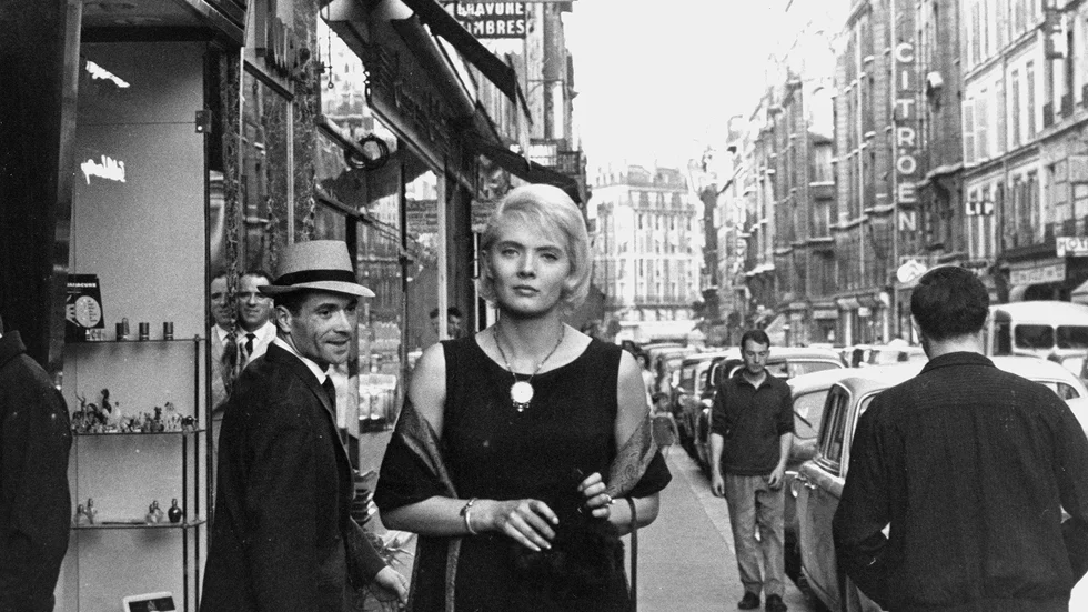"Cléo från 5 till 7" handlar om Cléo (Corinne Marchand) som går runt i ett somrigt Paris och väntar på ett livsavgörande läkarbesked.