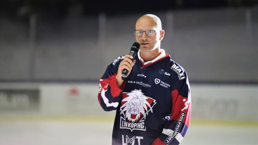 Niclas Björkman har beslutat sig för att hoppa av som klubbdirektör i LHC. Efter matchen mot Timrå blev han vid tre tillfällen konfronterad av supporterskaror.