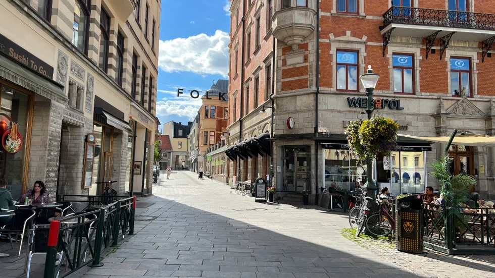 Det är byggnaden till höger i bild som ska renoveras. Under de fem veckor byggnationerna sker kommer gatan periodvis att vara avstängd. 