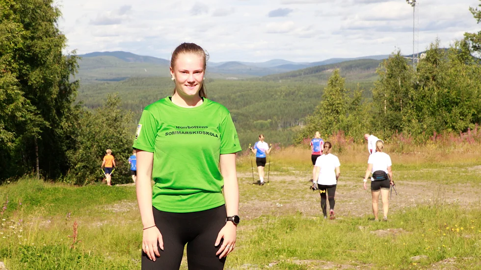 Lisa Larsson är en av de unga ledare som tränar ungdomarna på lägret. Hon vill gärna inspirera de yngre att träna och ha roligt som hon självt haft det när hon var barn.