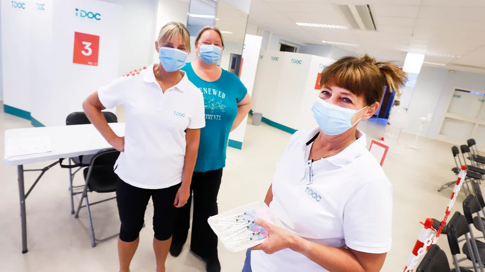 Kristina Åkerlund, undersköterska. Susanne Talgäng Larsson, sjuksköterska. Anna Berggren, platsansvarig är personal på vaccinationen mot covid-19 i Eskilstuna. De behöver neka folk som dyker upp och inte uppfyller kriterierna för fjärde dosen.

