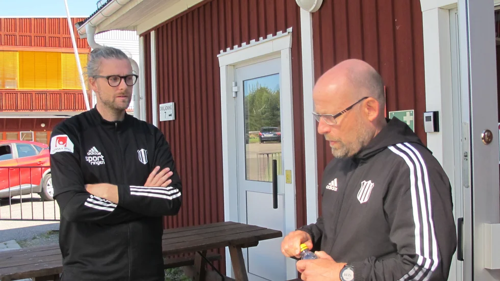 Watson och Sherlock Holmes? Nej, PIF:s tränarduo Christoffer Sylvén och Stellan Carlsson som lägger pannan i djupa veck inför allsvenska höststarten mot AIK.