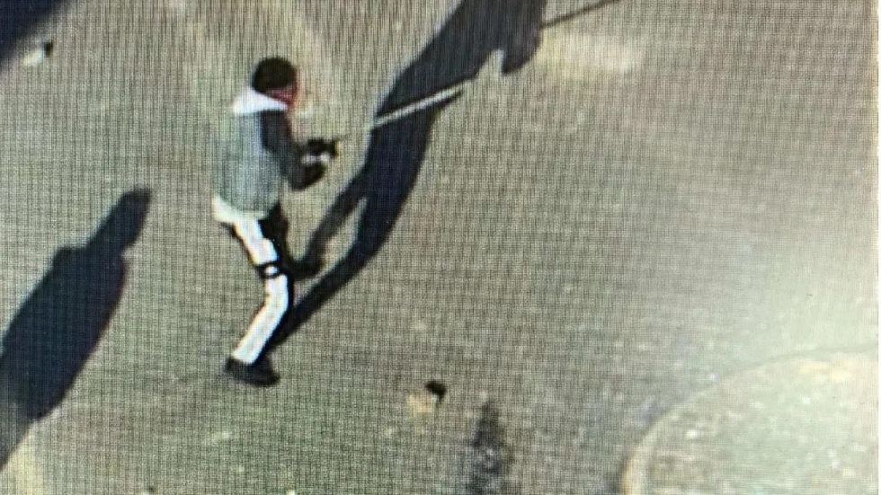 Enligt åklagaren är detta den åtalade 28-åringen under upploppen i Navestad den 17 april i år.