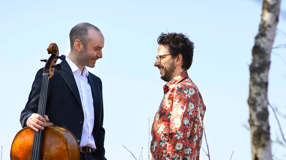 Cellisten Jakob Koranyi och pianisten Peter Friis Johansson har gjort den klassiska festivalen Järna Festival Academy ännu mer klimatvänlig i år. Pressbild.