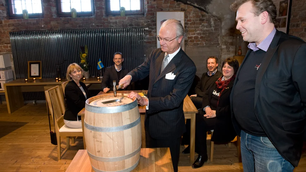 Eskilstuna kommun är inte ensam i att göra tjänster åt etanollobbyn. På bilden deltar kungen och dåvarande landshövdingen i Gävle i reklamjippo för av ett Lantmännen delägt spritbränneri, som vid så kallad "gårdsförsäljning" skulle få ha egen "Systembutik" för starksprit.   