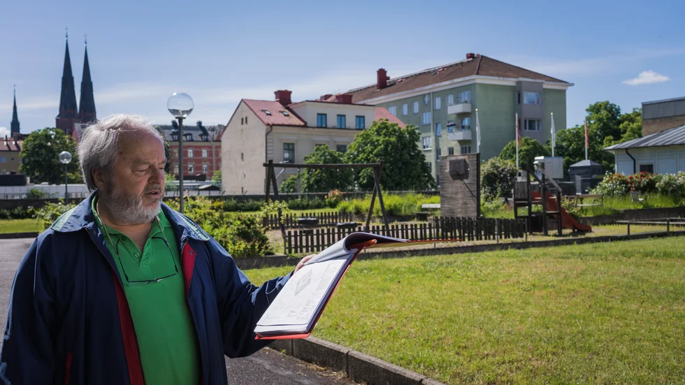 Erland Hinnerdal och hans grannar i Luthagen protesterar mot utbyggnadsplanerna och befarar att deras bostäder kan bli kontor. Ett planerat hus på innergården skulle dölja utsikten mot Domkyrkan. 