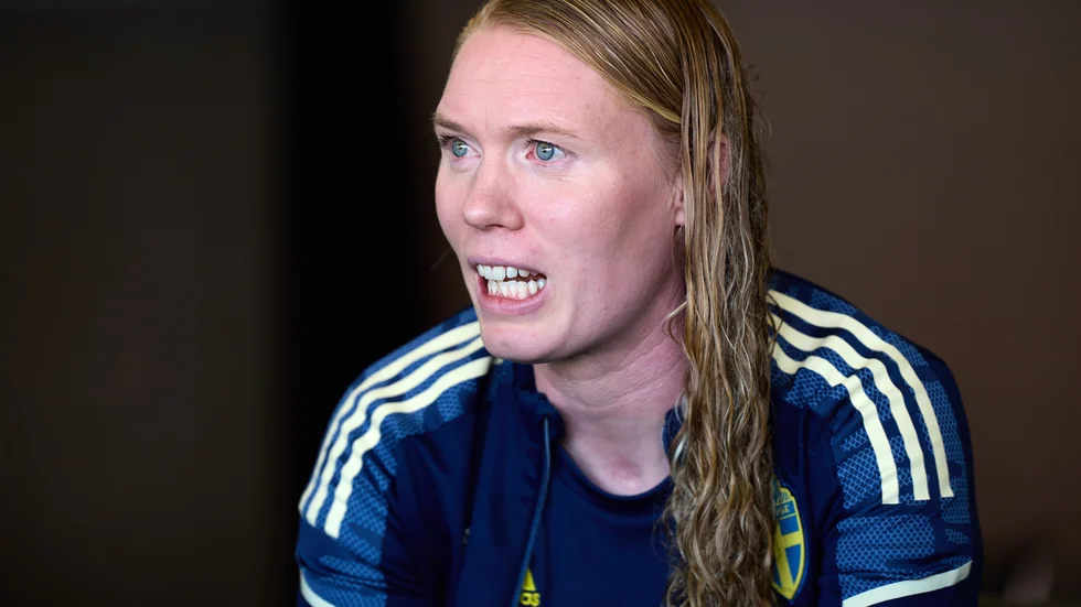 Hedvig Lindahl under en pressträff under EM-lägret i Båstad.