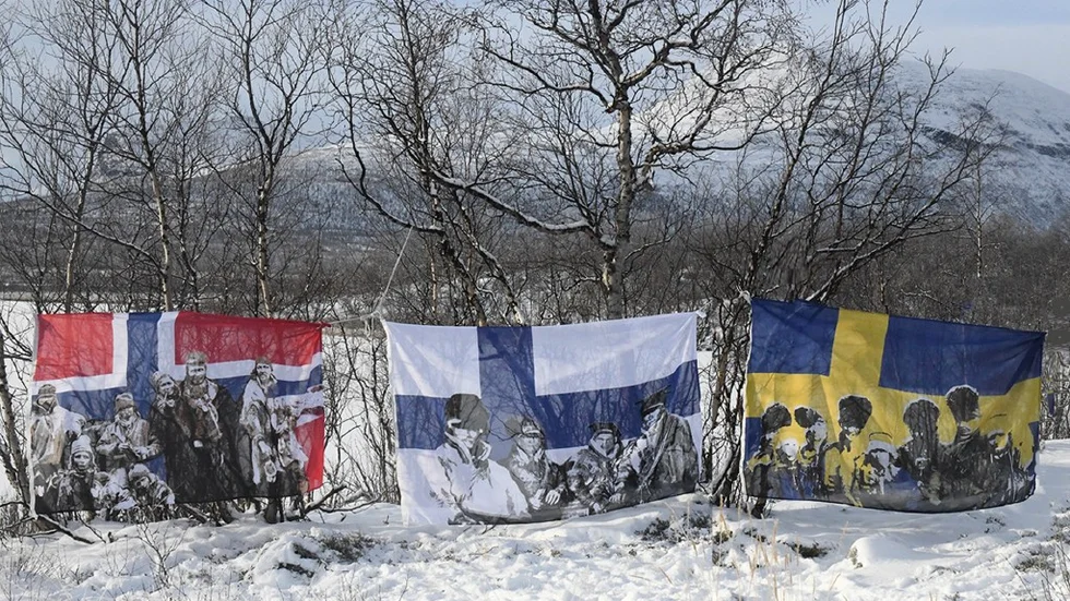 Verket "Gränser – Color of colonialism" är inspirerat av Lena Stenbergs egen familjehistoria. När norska staten stängde gränsen och svenska staten tvångsförflyttade samer splittrades hennes släkt. Äldre familjemedlemmar stannade kvar i Norge och de andra blev flyttade med tvång längre söderut från sina betesmarker i Karesuando-området.