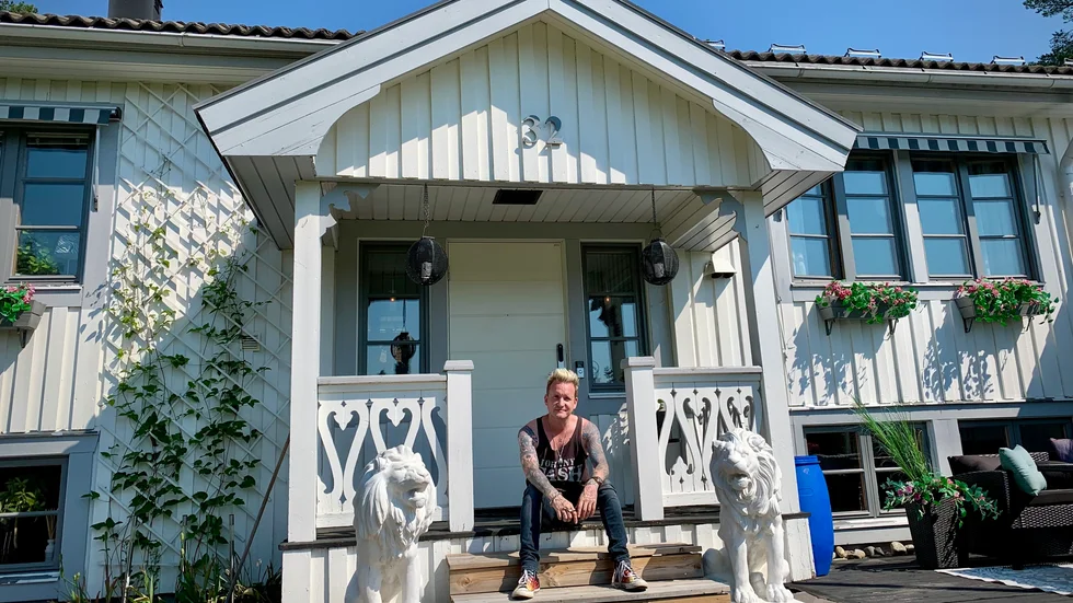 Funky Dan Larsson, sångare i Noice, flyttade hem till Skellefteå och köpte hus på Morö Backe. Nu utgår han från Västerbotten när han ska ut och turnera med resten av bandet.