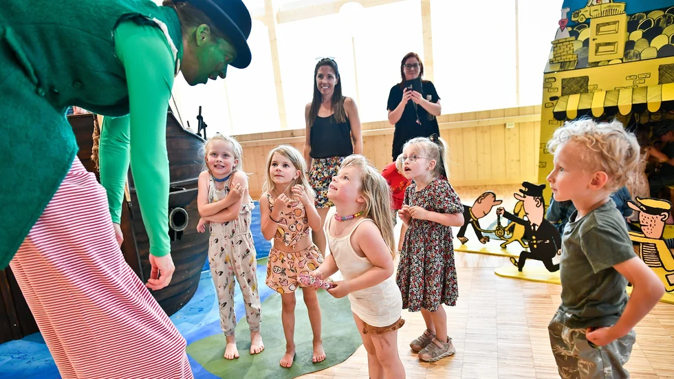Estelle Lindh, Belle Envall, Ellen Wiklund, Jill Miller och Alex Enstrand, fick träffa Herr Gurka på barnutställningen Allemansland.