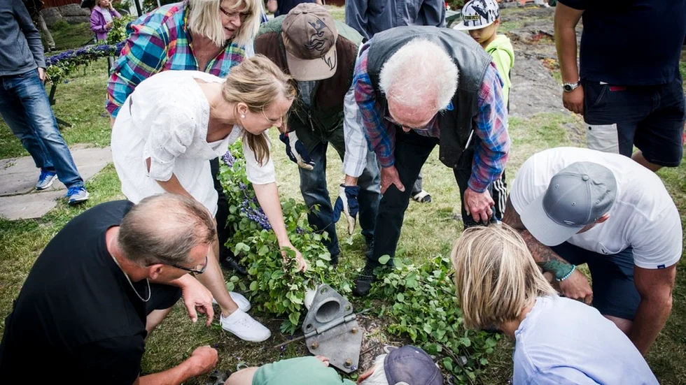 Hm. Var är felet? Midsomamrstången i Gamla Oxelösund lutade långt värre än tornet i Pisa och fick tas ner igen. Här försöker ett gäng rutinerade midsommarfirare knäcka felkoden.