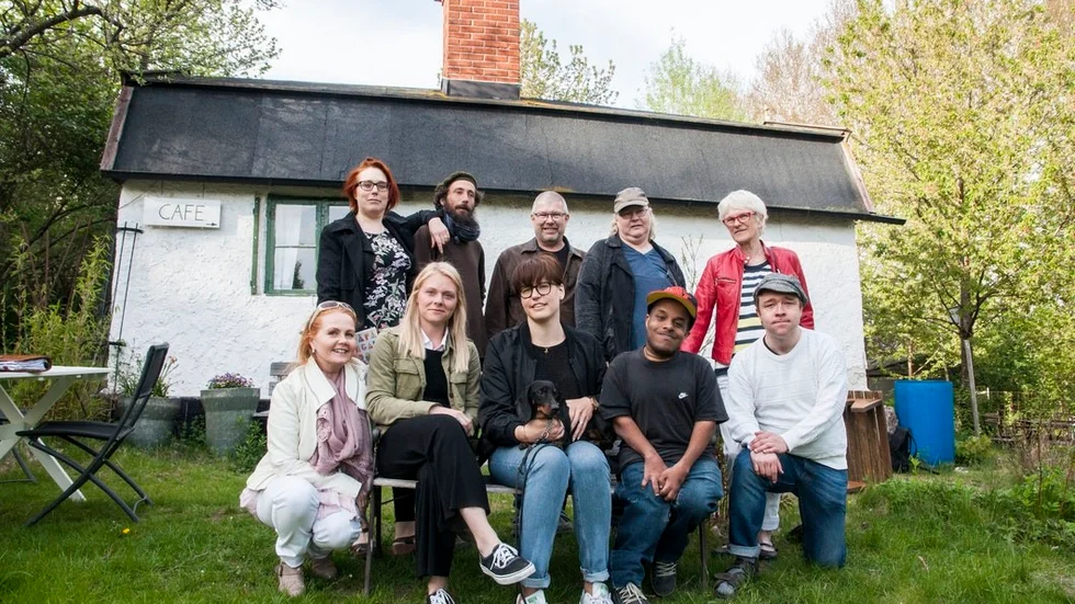 Gänget som planerat sommarens program: Övre raden från vänster: Marie Anstadius, Fredrik Blomgren, Leif Smitterberg, Lena Stammel, Lisa Elwyn. Nedre raden från vänster: Julia Bergman, Sina Schneider, Magdalena Denoch (med dvärgtaxen Frans Jäger), Jonatan Blixt, Kenneth Bodin.