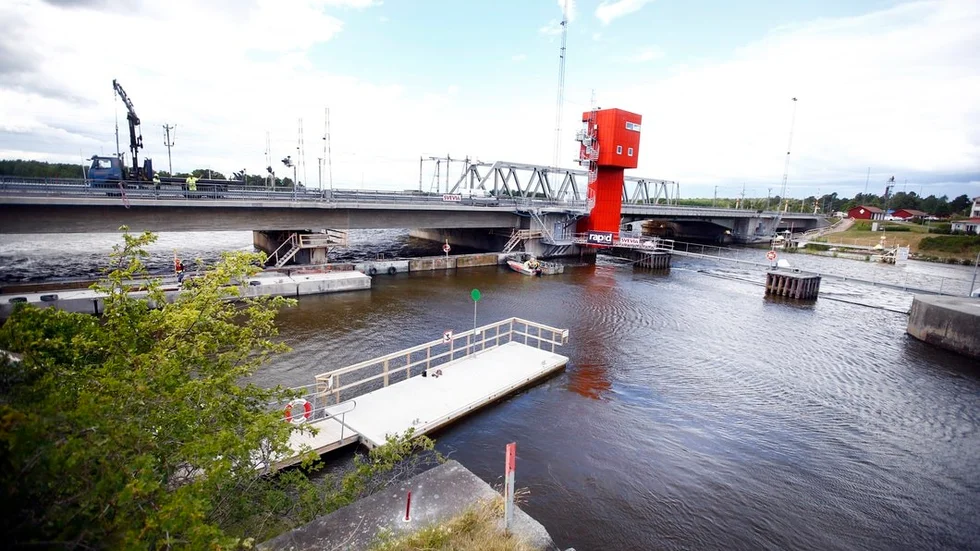 Kvicksundsbron stängs av mellan den 10 juli och 6 augusti i sommar. Biltrafiken leds om via Köping och Arboga men tågtrafiken påverkas inte. Gång- och cykeltrafikanter får åka färja över sundet.