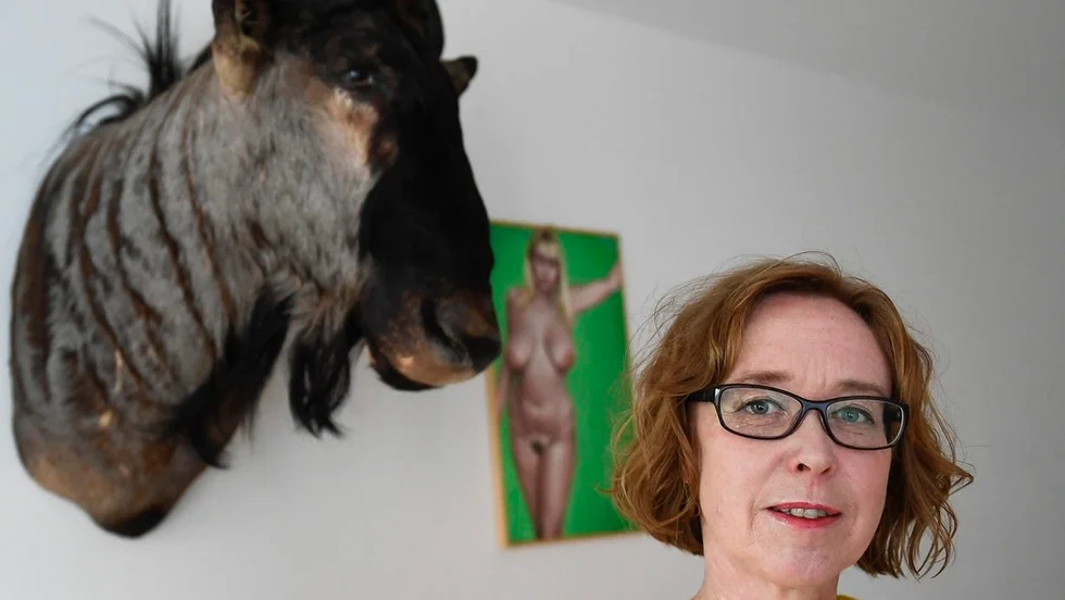 Aase Berg vill gärna bli plåtad med sin uppstoppade gnu. ”Jag kan bli väldigt inspirerad av uppstoppade djur, särskilt misslyckade uppstoppningar", säger hon.