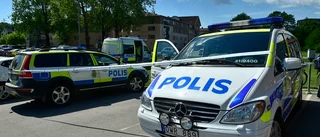 Stort pådrag i Oxelösund – tungt beväpnad polis förde ut två personer ur lägenhet