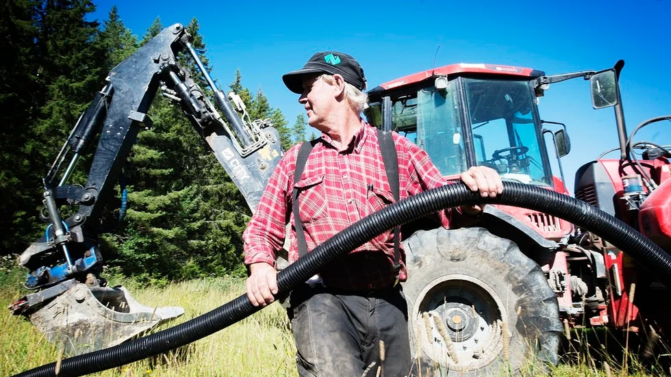 Om Sörmlandstrafiken tog hänsyn till den totala kretsloppsnyttan med lokal biogas skulle både miljön och ekonomin vara vinnare, menar lantbrukaren Kjell Johansson. Tankesättet får stöd av forskare och Kalmar län har redan gjort slag i saken.