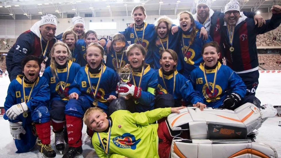 Kunskapsskolans femteklassare som är bäst i Sverige. Kunskapsskolans segraren lag, bakre raden från vänster Roger Staaf (ledare), Mille Johansson, Kattis Jägerup (ledare), Wilmer Olson, Emil Jägerup, Tilde Pilheden, Lisa Persson, Kajsa Cervin, Jonas Pilheden (ledare), Thomaz Doktare (ledare). Främre från väsnter John Frisö, Isabella Grahn, Mille Backlund, Gustaf Doktare, Arvid Westlin, Simon Fjellborg. Liggande målvakten Alvin Landström. Foto: Tobias Sterner.