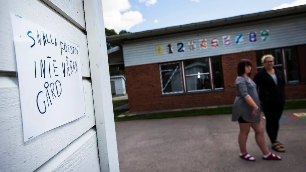 "Snälla, förstör inte våran gård" står det på ett meddelande som barnen på Ekorren har skrivit till ungdomarna som samlas på förskolan om kvällarna.