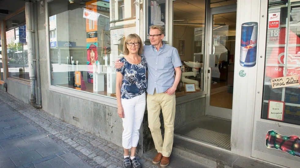 Stina och Tommy utanför Salong Håret. Under sina många år som frisör har Tommy sett många hårtrender komma och gå. "Jag har själv alltid tyckt mycket om och inspirerats av Vidal Sassoon, en frisör från London som blivit en institution i frisörvärlden. Men det enda viktiga har alltid varit att kunden känner sig nöjd, att man har en ärlig relation."