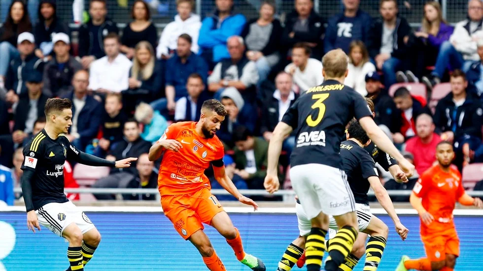 AFC:s lagkapten Omar Eddahri i ett av hans individuellt skickliga nummer mot AIK-försvaret.