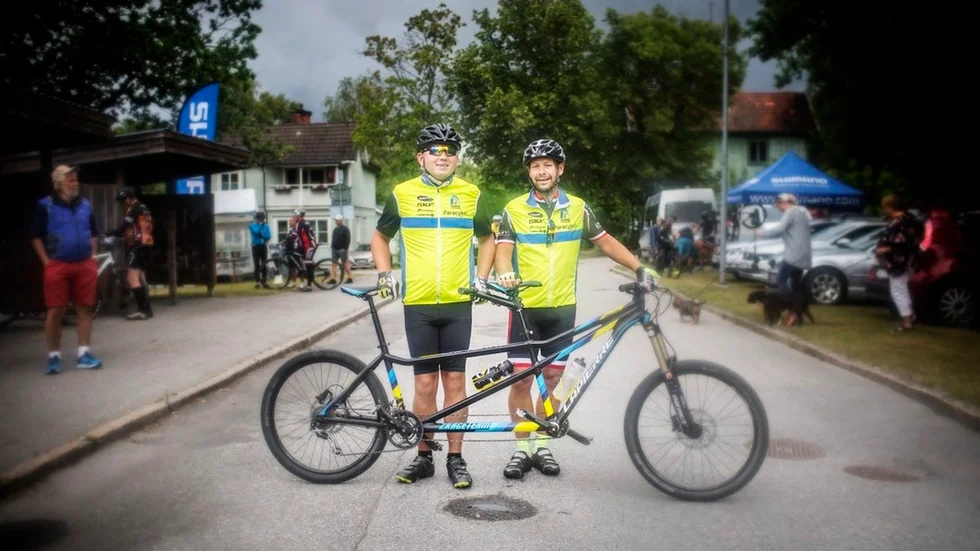 Albert Uhlin och Daniel Wedin från Eskilstuna cyklade tillsammans på en tandemcykel.
