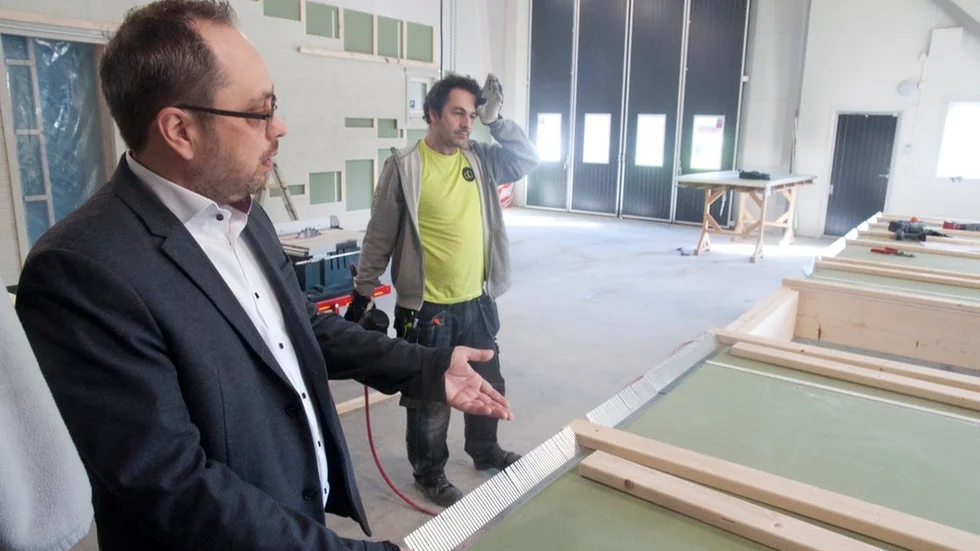 Michel Silverstorm går igenom monteringen av ett hus som ska levereras till trosa med snickaren Lorant Varga.