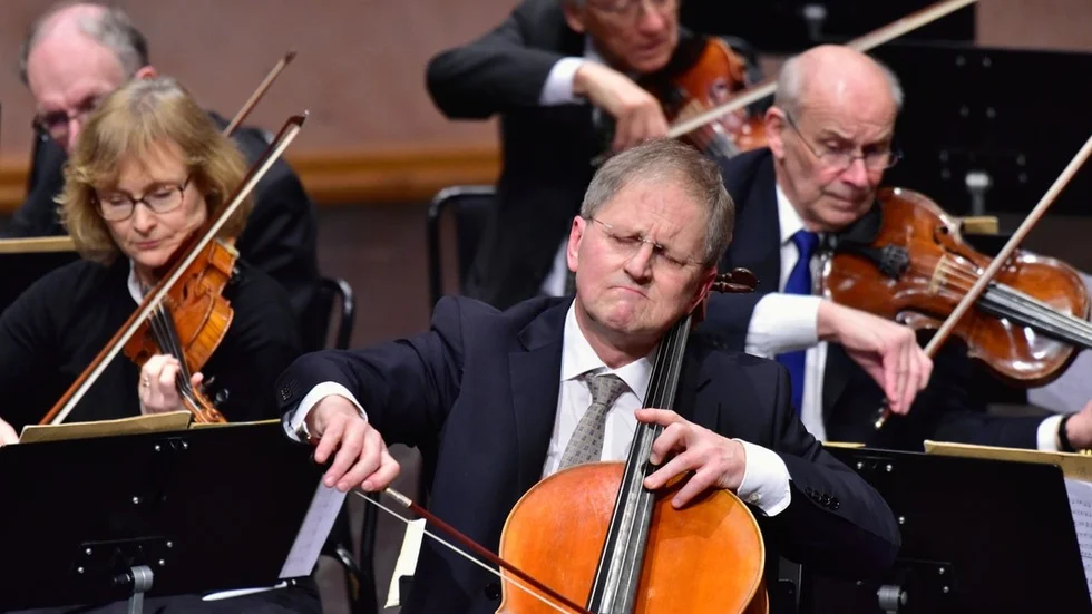 Ola Karlsson har fullt upp som både solist och dirigent när han i dag, lördag, kommer till Culturum i barndomsstaden Nyköping. Själv gjorde han debut i Filharmoniska sällskapet som 13-åring, vid en konsert där Kjerstin Dellert var solist. I eftermiddag ska han bland annat leda den ryska pianisten Valeria Resjan när hon framför ett av världens mest utmanande pianoverk.