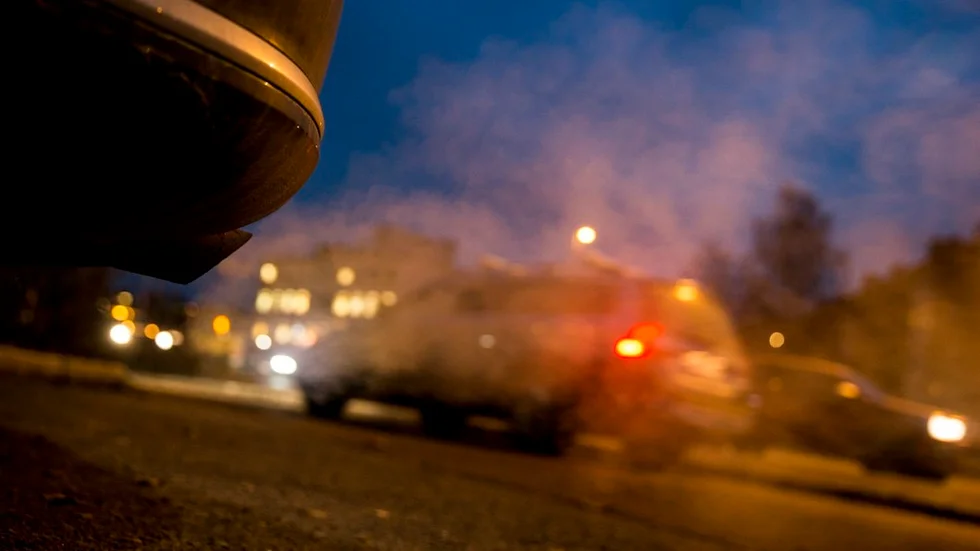Reduktionsplikten i kombination med fortsatt skattebefrielse för de klimatbättre bränslena kommer att driva ner utsläppen från bensin och diesel, skriver Sara Karlsson (S). FOTO: HÅKON MOSVOLD LARSEN